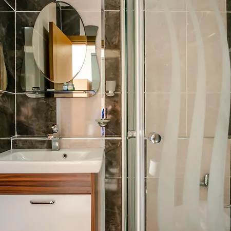 Camelot Apartman *